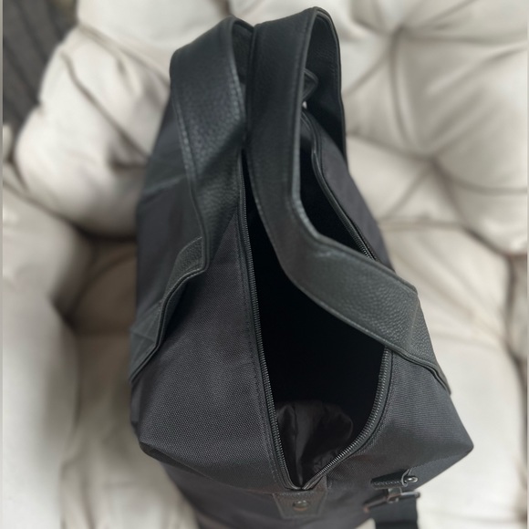 YVES SAINT LAUREN PERFUME BLACK TRAVEL BAG - Picture 15 of 16